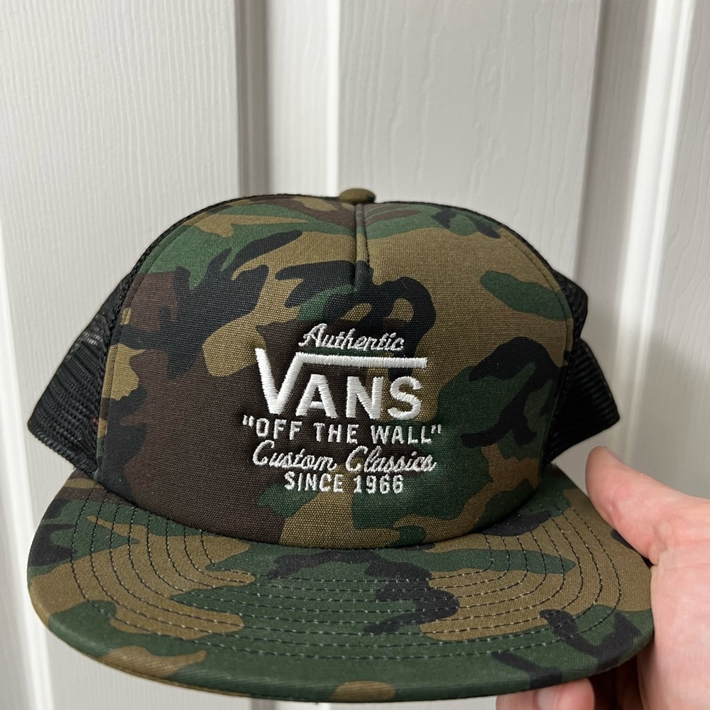 New with tags. Vans camo trucker SnapBack hat. New condition